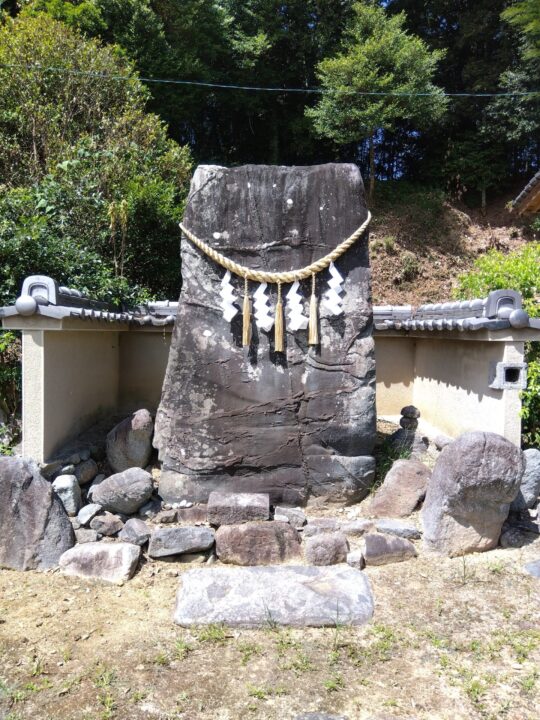 奈良県高市郡明日香村の甘樫丘にある甘樫坐神社の境内にある大岩